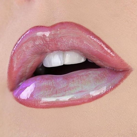 Голографический макияж губ розового оттенка