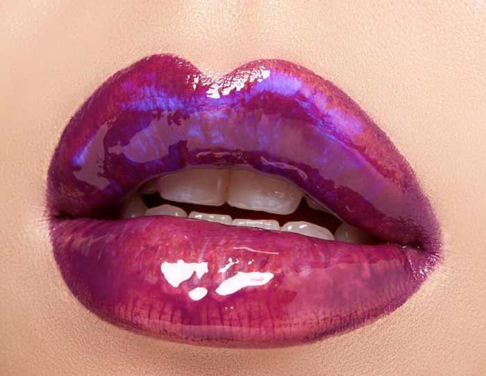 Голографический макияж губ бордового оттенка